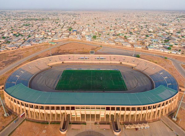 Techniques de service au tennis : guides et astuces